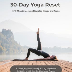 Op de afbeelding: Een persoon in een yogahouding op een houten steiger met een meer en bergen op de achtergrond. De tekst "30-Day Yoga Reset" en "5-15 Minute Morning Flows for Energy and Focus" worden weergegeven. De tekst "A Gentle, Beginner-Friendly 30-Day Yoga Reset Crafted by a 500-Hour Certified Yoga Teacher" wordt ook weergegeven.
