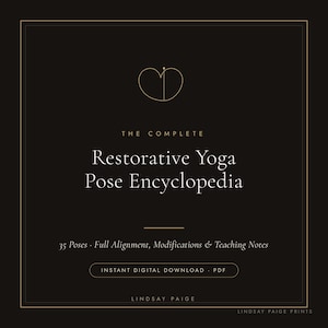 以下が含まれることがあります： The Complete Restorative Yoga Pose Encyclopediaというタイトルの黒いデジタルドキュメントカバー。細い金の枠線、ミニマルなハートのアイコン、35のポーズ、アライメント、修正、指導ノート、Lindsay Paigeというテキストが記載されています。