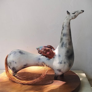 Keramik Pferd Figur in einer einzigartigen Raku-Technik hergestellt.  Träumend vom Flug. Pegasus handgemacht. Keramik Statue Pegasus.
