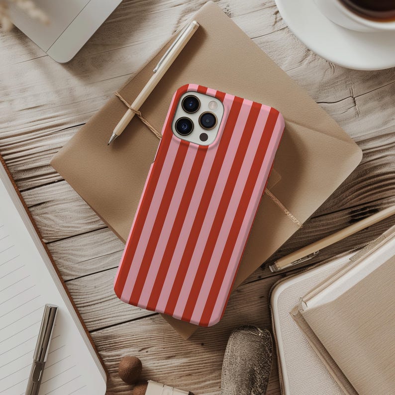 Roze gestreept telefoonhoesje – rood en roze lijnenontwerp – retrolook – voor iPhone 16, 15, 14, 13, 12, 11 – Pro Max, Plus en Mini – cadeau afbeelding 10