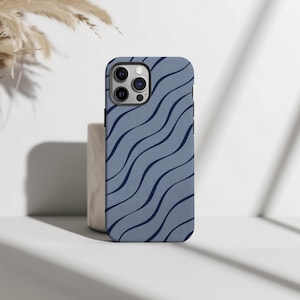 Custodia per telefono Waves blu navy | Linee curve in blu denim tono su tono | per iPhone 18, 17, 16, 15, 14, 13, 12, 11 Pro Max, Plus e Mini