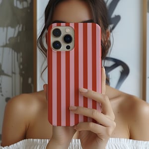Roze gestreept telefoonhoesje – rood en roze lijnenontwerp – retrolook – voor iPhone 16, 15, 14, 13, 12, 11 – Pro Max, Plus en Mini – cadeau afbeelding 2