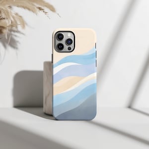 Könnte beinhalten: Eine Smartphone-Hülle mit einem geschichteten, wellenförmigen abstrakten Muster in den Farben Creme, Hellblau, Immergrün und Dunkelgrau. Das Design besteht aus glatten, fließenden horizontalen Bändern, die von oben nach unten die Farbe wechseln.