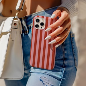 Roze gestreept telefoonhoesje – rood en roze lijnenontwerp – retrolook – voor iPhone 16, 15, 14, 13, 12, 11 – Pro Max, Plus en Mini – cadeau afbeelding 3