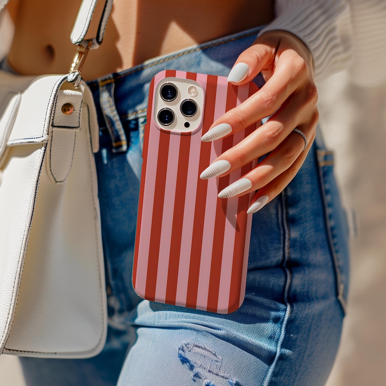 Roze gestreept telefoonhoesje – rood en roze lijnenontwerp – retrolook – voor iPhone 16, 15, 14, 13, 12, 11 – Pro Max, Plus en Mini – cadeau afbeelding 3