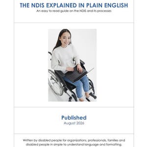 Könnte beinhalten: Ein Dokument mit dem Titel THE NDIS EXPLAINED IN PLAIN ENGLISH, An easy to read guide on the NDIS and its processes. Es enthält ein Foto einer Person im Rollstuhl, die einen Laptop benutzt, sowie Published August 2026 und Text am unteren Rand.