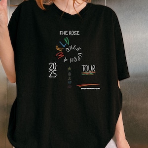 Camiseta de la gira Once Upon AWRLD de The Rose (2025), camiseta del álbum de The Rose WRLD y camiseta de la hoja de ruta de The Rose WRLD