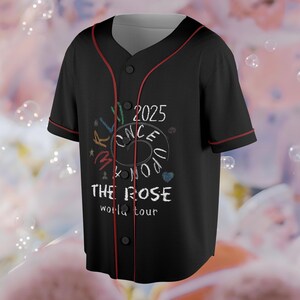 Camiseta de béisbol de la gira Once Upon AWRLD 2025 de The Rose, camiseta retro de la hoja de ruta de The Rose WRLD, camiseta de Kpop de The Rose, camiseta del álbum de The Rose WRLD