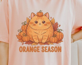 Orange Season Cat T-Shirt - Gemütliche Herbstästhetik, süßes Kürbis-Kitty-T-Shirt, Herbstblätter-Grafik-Shirt