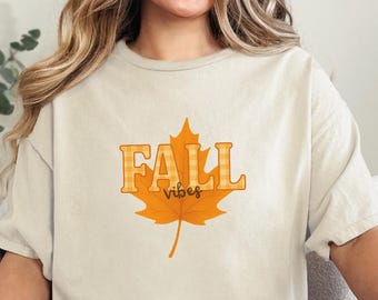 Camiseta con vibraciones otoñales: camiseta de hoja de arce, camisa acogedora de otoño, atuendo de temporada de calabazas