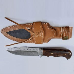Handmade Damadscus Hunting Knifes for Skinning Camping Outdoor Bushcraft Knives with Walnut Wood Handle Damadscus Steel Blade Knifes