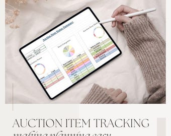 Puede incluir: Una tableta que muestra un resumen del estado de los artículos de la subasta con gráficos y datos. La pantalla muestra las categorías de artículos y el estado de la entrega. El texto en la parte inferior dice "AUCTION ITEM TRACKING making planning easy."