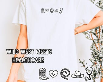 Op de afbeelding: Wit t-shirt met de tekst "WILD WEST MEETS HEALTHCARE" in een vet, zwart lettertype. Het shirt heeft kleine zwarte illustraties van cowboylaarzen, een hart met een hartslag, een touw, een cowboyhoed en een stethoscoop.