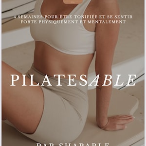 Peut inclure: L'image présente une femme en brassière blanche et short beige, avec le mot "PILATESABLE" en grand. Le texte "4 SEMAINES POUR ÊTRE TONIFIÉE ET SE SENTIR FORTE PHYSIQUEMENT ET MENTALEMENT" est également visible. La marque "PAR SHAPABLE" est affichée.
