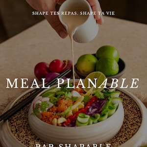 Könnte beinhalten: Ein farbenfroher Meal-Plan-Bowl mit frischen Zutaten. Eine weiße Soße wird über die Schüssel gegossen. Der Text "MEAL PLANABLE" wird zusammen mit dem Satz "YOU HAVE THE POWER TO SHAPE YOUR ABILITY" angezeigt.