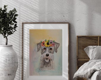 Pode incluir: Uma impressão em aquarela emoldurada de um cão Schnauzer usando uma coroa de flores. A obra de arte apresenta lavagens suaves em aquarela em tons de amarelo, rosa e azul. A pelagem do cão é renderizada em tons de cinza e branco.
