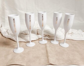 Weiße Sektgläser aus Kunststoff – personalisierbar für JGA, Brautkleidanprobe & Hochzeit, wiederverwendbare Partygläser