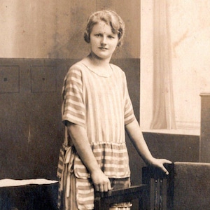Vintage Echtfotopostkarte 1920er – Frau mit Bubikopf im Jugendstil-Interieur | Mode I Originalfoto ca. 1925–1930