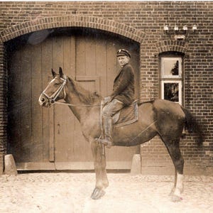 Vintage Fotopostkarte um 1930 – Junge auf Pferd vor Bauernhaus | Originalfoto ländliches Motiv Weimarer Republik