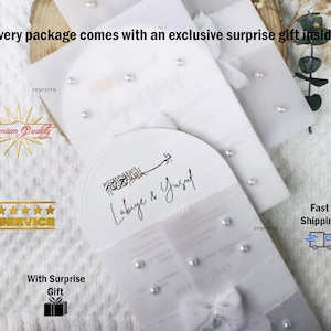 Könnte beinhalten: Weiße Hochzeitseinladungen mit Perlenakzenten und einer Schleife. Die Einladungen zeigen die Namen "Labiye & Yusuf" in eleganter Schrift. Der Text "Every package comes with an exclusive surprise gift inside" ist ebenfalls sichtbar.