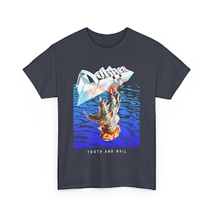 Puede incluir: Camiseta azul marino oscuro con el nombre de la banda "Dokken" en un estilo metálico 3D sobre un gráfico de una mano que emerge del agua. El texto "TOOTH AND NAIL" está debajo.