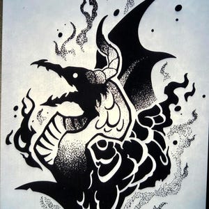 Peut inclure: Illustration en noir et blanc d'une créature mythique avec une tête d'oiseau, de grandes ailes et un corps de poisson. L'œuvre présente un effet de pointillé et des flammes stylisées. Le nom de l'artiste, Anwen Tullet, est en bas.
