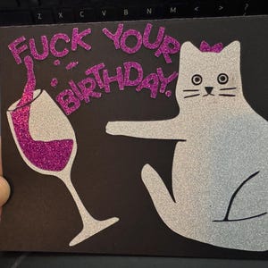 Carte d'anniversaire drôle et inappropriée pour adulte - chat impertinent scintillant avec du vin