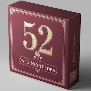 Può includere: Una scatola bordeaux con dettagli dorati e il numero "52" in un carattere decorativo. Il testo "DATE-NIGHT IDEAS" è sotto il numero, con una piccola illustrazione di una rosa. La scatola ha il testo sul lato che recita "by Sparks of Stories".