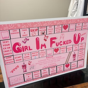 Pode incluir: Um jogo de tabuleiro rosa e branco com o texto "Girl I'm Fucked Up". O tabuleiro inclui espaços para tomar shots, cantar karaoke e outras atividades divertidas. O jogo é projetado para adultos.
