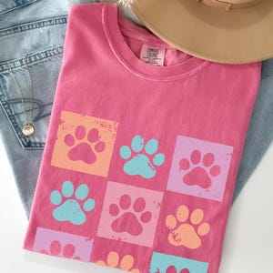 Checkered Paw Print T-shirt, Comfort Colors Retro Graphic Tee, Checkerboard Women Shirt, Dog Lover Gift