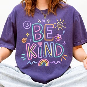 Camiseta "Sé amable", camiseta para profesor de Comfort Colors, camiseta con dibujo a mano, camiseta para consejero escolar o terapeuta, regalo de agradecimiento para profesores