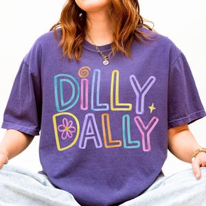 Camiseta Dilly Dally, Camiseta con frases divertidas y bonitas de Comfort Colors, Regalo moderno para ella, Camiseta con dibujos coloridos
