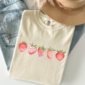 Strawberry T-Shirt, Comfort Colors Shirt, Summer Fruit Shirt, Strawberry fruit lover Gift, Sweet T-Shirt, Cottagecore T-Shirt, Foodie Gift