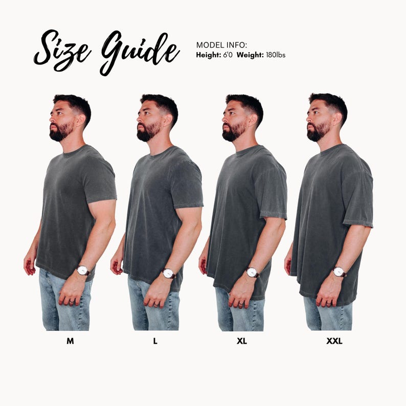 Puede incluir: Gu&iacute;a de tallas con cuatro hombres que modelan camisetas grises oscuras en tallas M, L, XL y XXL. El texto "Size Guide" est&aacute; en la parte superior, con informaci&oacute;n del modelo: 1,83 m de altura y 81,6 kg de peso. Cada modelo lleva un reloj y vaqueros.