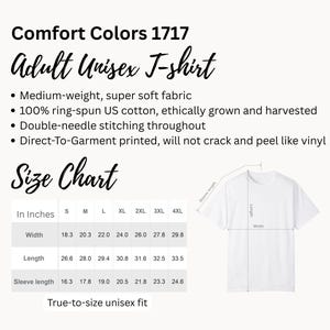 Puede incluir: Camiseta unisex blanca para adultos con una tabla de tallas. La tabla muestra las medidas en pulgadas para el ancho, el largo y el largo de la manga. La camiseta est&aacute; hecha de tejido de peso medio, s&uacute;per suave, 100% algod&oacute;n estadounidense hilado en anillos.