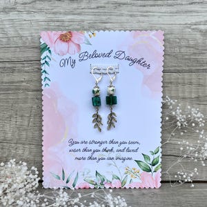 Treasured Bond: Cartão-presente personalizado para filha amada - perfeito para aniversários, formaturas e comemorações, com brincos pendurados, prata