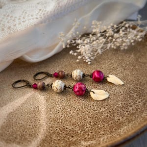 Rosa och beige lövörhängen, bronshängen i vintagestil, marmorerade rosa pärlsmycken, romantisk naturgåva till henne, lätt bohemisk dropp