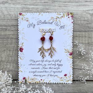 Lien précieux : carte-cadeau personnalisée pour une occasion romantique avec une femme bien-aimée, boucles d'oreilles pendantes élégantes, pendentifs roses délicats, bijoux dorés