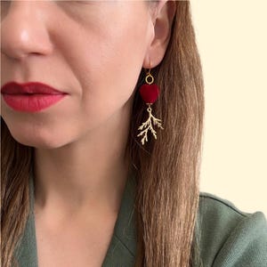 Rotes Samt Herz Ohrringe mit Gold Zweig, romantische matte rote Ohrstecker, funkelnde Gold Zweig baumeln, einzigartiges Valentinstag Geschenk für sie, mutig