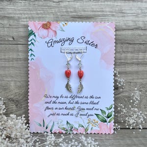 Schöne Verbindung: Personalisierte Schwester Geschenk-Set - Benutzerdefinierte Ohrringe und Karte, baumelte Shinings, Tulpe Anhänger, zierliche Art, Silber