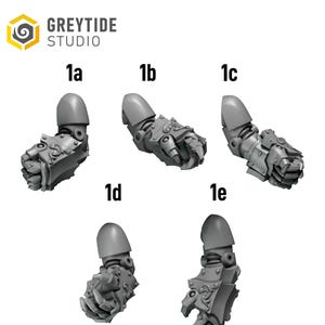Könnte beinhalten: Eine Sammlung grauer Miniatur-Roboterarmkomponenten, beschriftet mit 1a bis 2e. Die Arme weisen detaillierte mechanische Designs auf, darunter bewegliche Finger und Panzerplatten. Das GreyTide Studio-Logo befindet sich oben links.