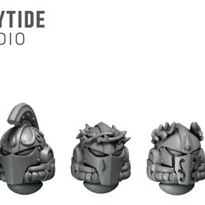 Könnte beinhalten: Fünf graue Miniaturhelme mit verschiedenen Designs, darunter eine Dornenkrone und aufwendige Details. Die Helme sind wahrscheinlich für Tabletop-Spiele oder Miniaturfiguren gedacht. Das Logo "GREYTIDE STUDIO" befindet sich oben links.