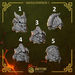Könnte beinhalten: Ein Bild mit fünf verschiedenen grauen Schulterpolster-Designs. Der Text "SHOULDERPADS 1" steht oben. Die Designs umfassen drachenartige Elemente, geschichtete Rüstungen und ein schuppenartiges Muster. Das GreyTide Studio-Logo befindet sich unten.