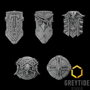 Könnte beinhalten: Eine Sammlung von fünf grauen Fantasy-Schilden mit aufwendigen Designs. Jeder Schild weist einzigartige Details auf, darunter Runen, Schädel und geometrische Muster. Die Schilde variieren in Form und Größe, vor dunklem Hintergrund.