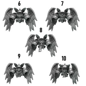 Könnte beinhalten: Eine Sammlung von fünf grauen Miniaturfiguren, jede mit einem geflügelten Rucksackdesign. Die Figuren haben detaillierte mechanische Komponenten und gefiederte Flügel, geeignet für Tabletop-Spiele oder Modellbau-Enthusiasten.