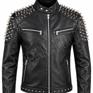 Puede incluir: Una chaqueta de cuero negro con pinchos metálicos plateados en los hombros y la parte superior de las mangas. La chaqueta incluye una cremallera central, dos bolsillos con cremallera en el pecho, dos bolsillos inferiores con cremallera y un cuello con botón a presión.