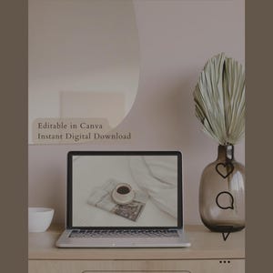 Könnte beinhalten: Eine digitale Designvorlage für Instagram mit dem Text "Minimal Instagram Canva Template" und "Editable in Canva". Das Bild zeigt einen Laptop, eine Kaffeetasse und eine dekorative Vase mit getrocknetem Laub. Das Design ist für kleine Unternehmen geeignet.