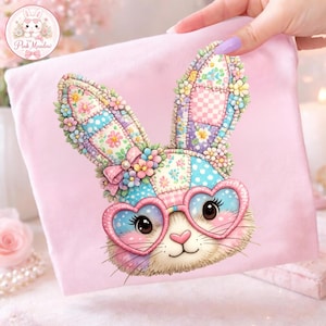 Puede incluir: Un artículo rosa de forma cuadrada con una ilustración detallada de un conejito con gafas en forma de corazón. El conejito tiene orejas de patchwork adornadas con flores y un lazo. La imagen tiene una paleta de colores pastel, con el texto "Pink Meadow" en un círculo.