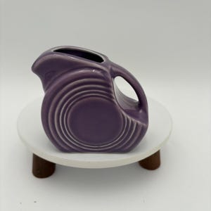 Jarra Fiesta Mini Disc, color lila, con asa de anillo de cerámica (descatalogada, difícil de encontrar).