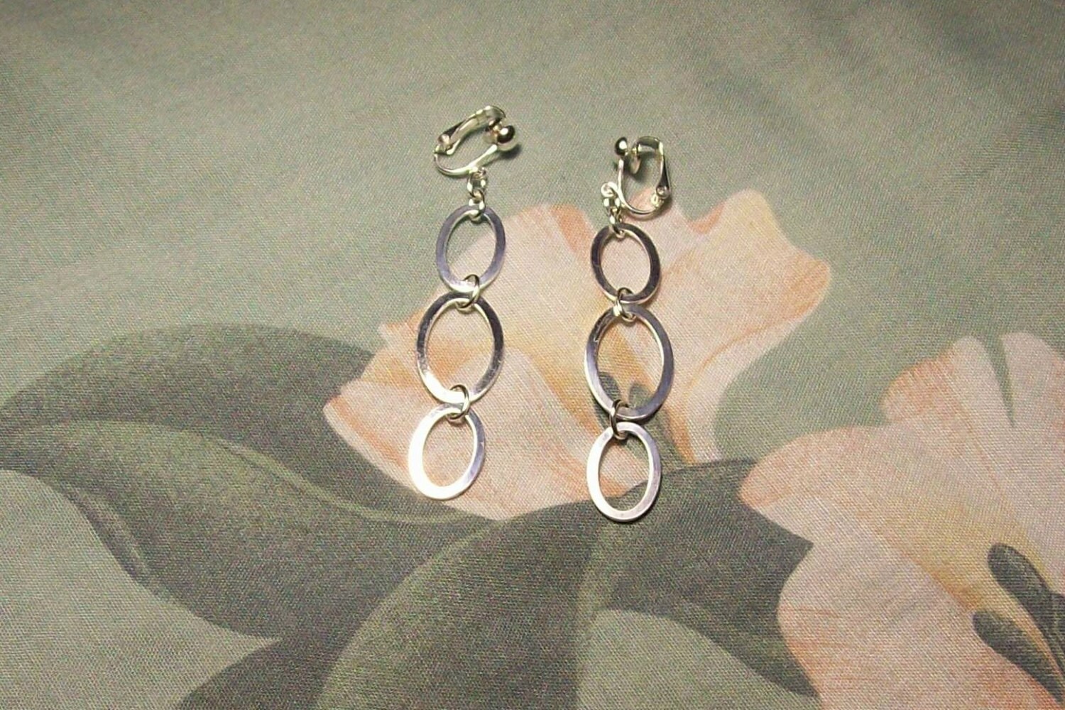 Sieraden Oorbellen Clipoorbellen Silver Triple Oval~ Dangle Clip on or Pierced Earrings 